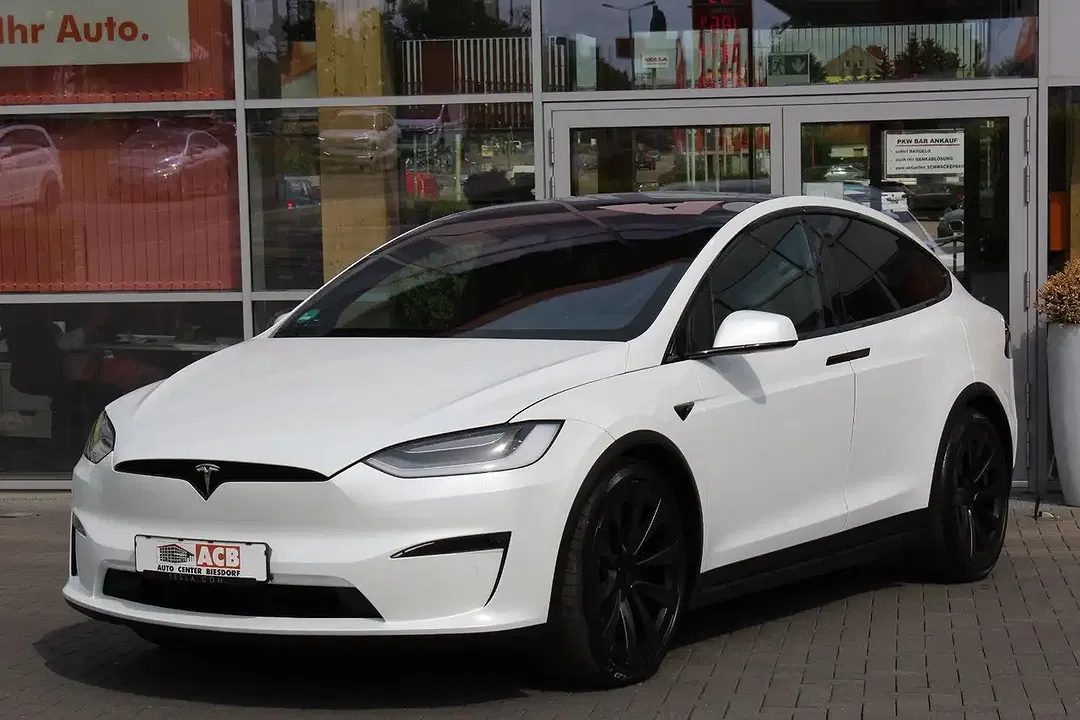 Tesla Model X - Thumbnail 2