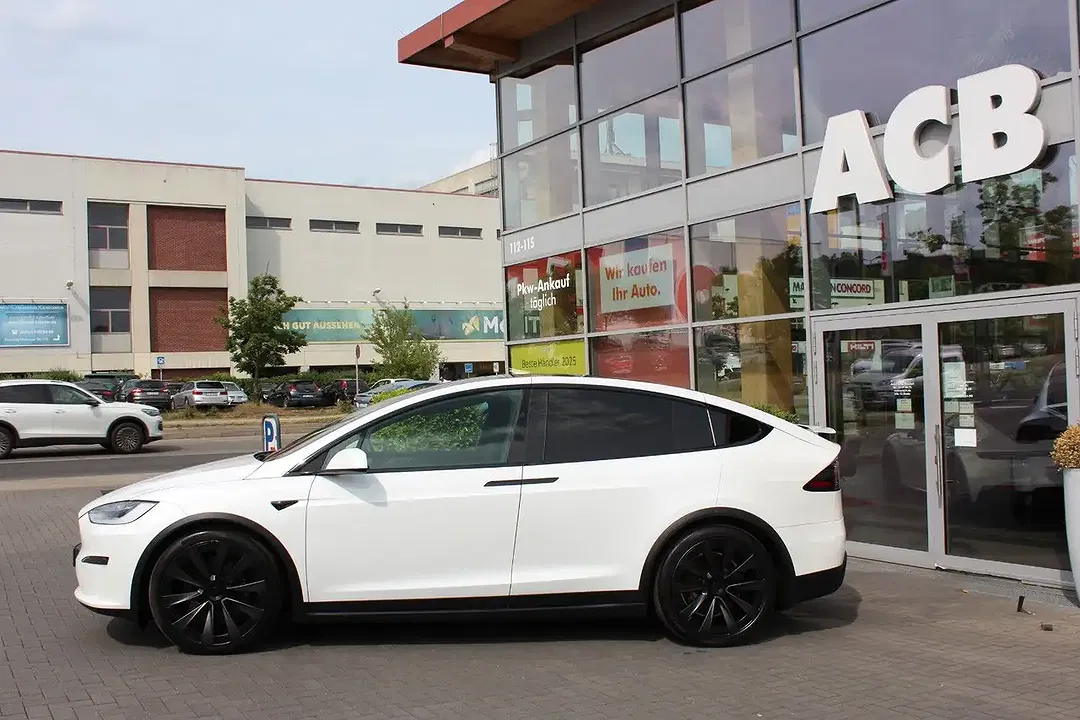 Tesla Model X - Thumbnail 3