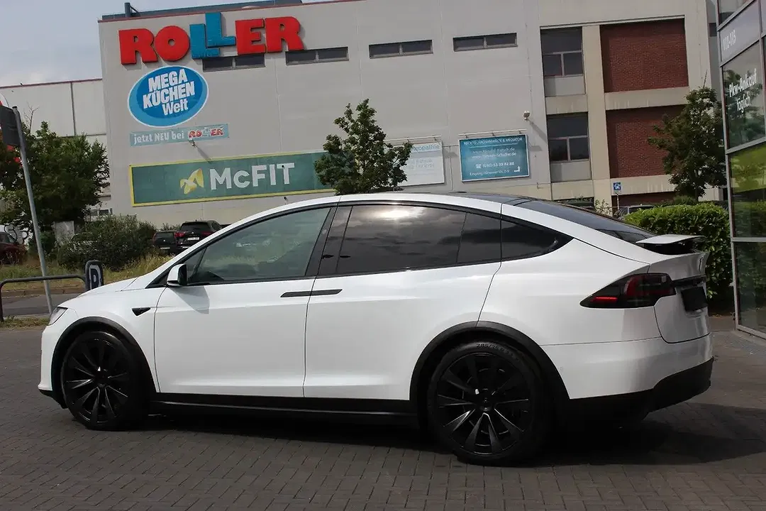 Tesla Model X - Thumbnail 4