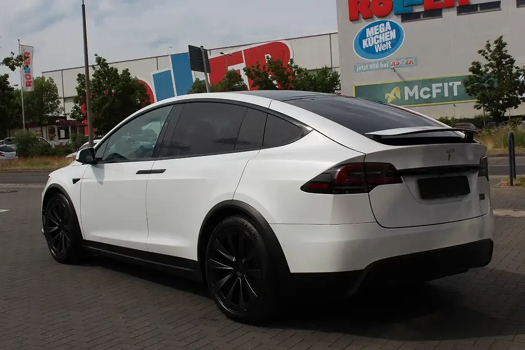 Tesla Model X - Thumbnail 5
