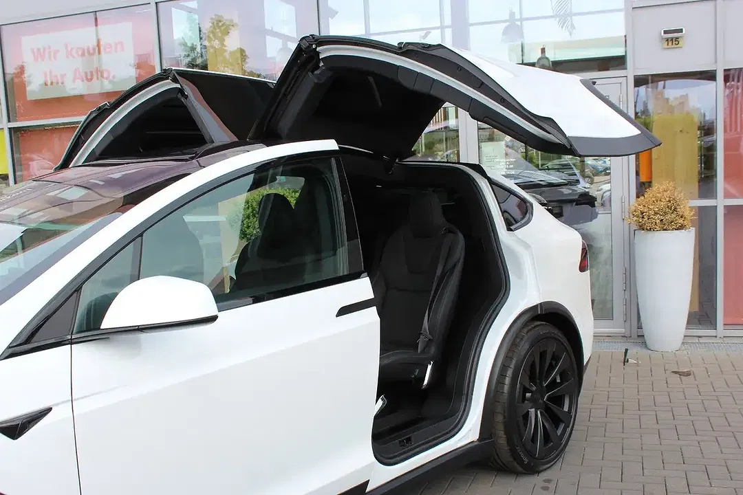 Tesla Model X - Thumbnail 8