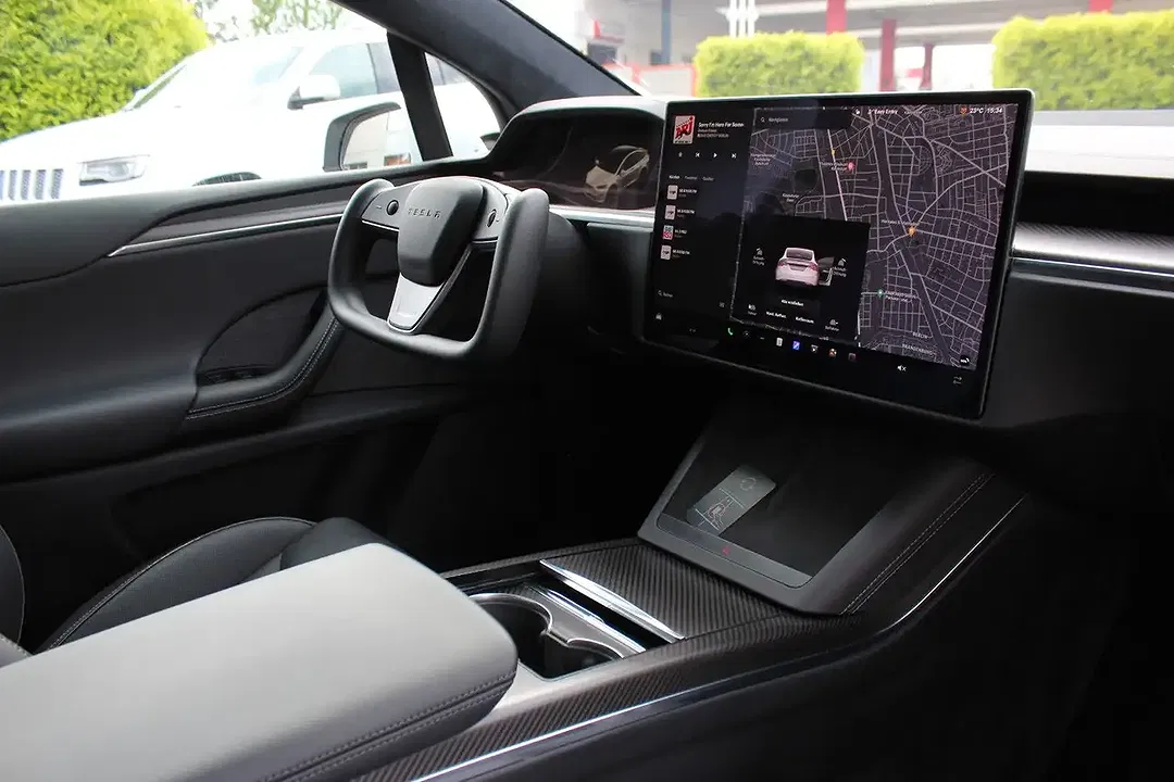 Tesla Model X - Thumbnail 9
