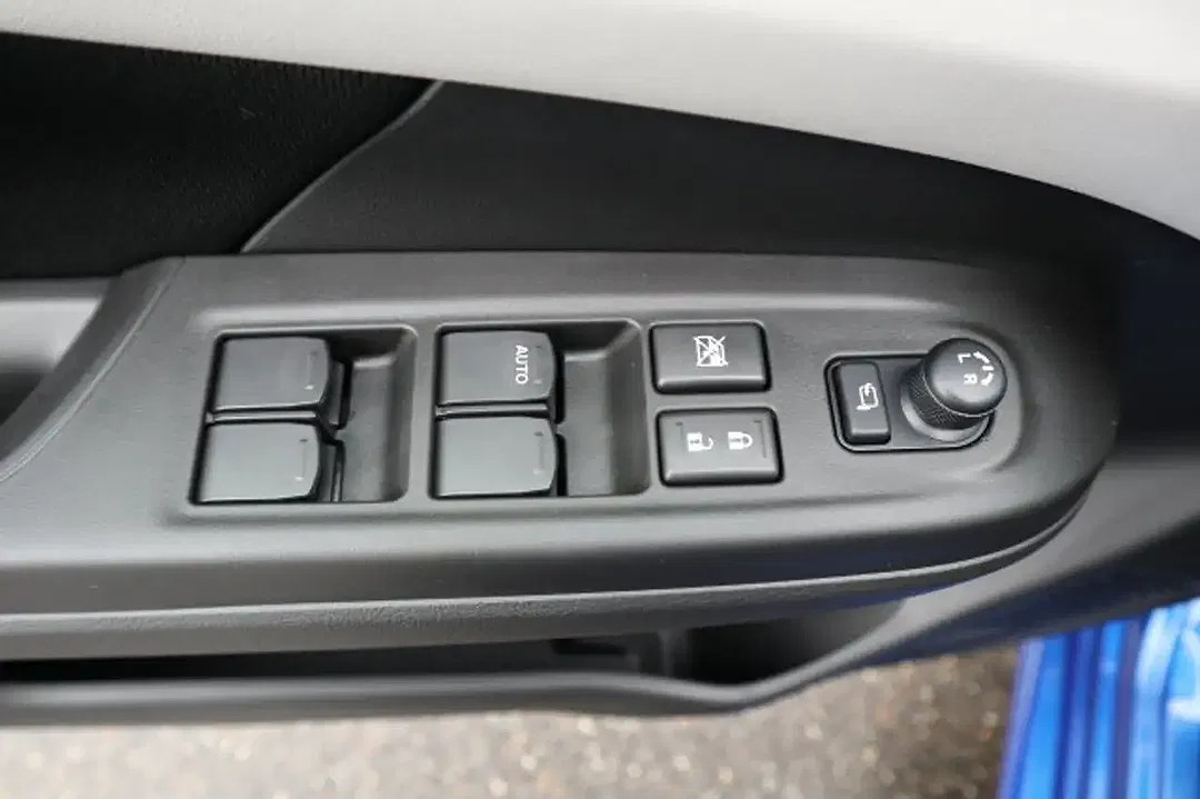 Suzuki Swift - Thumbnail 8