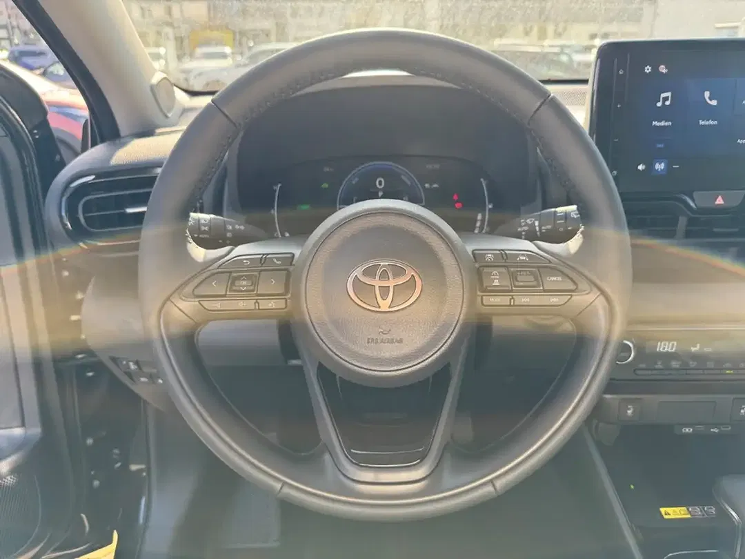 Toyota Yaris - Thumbnail 9