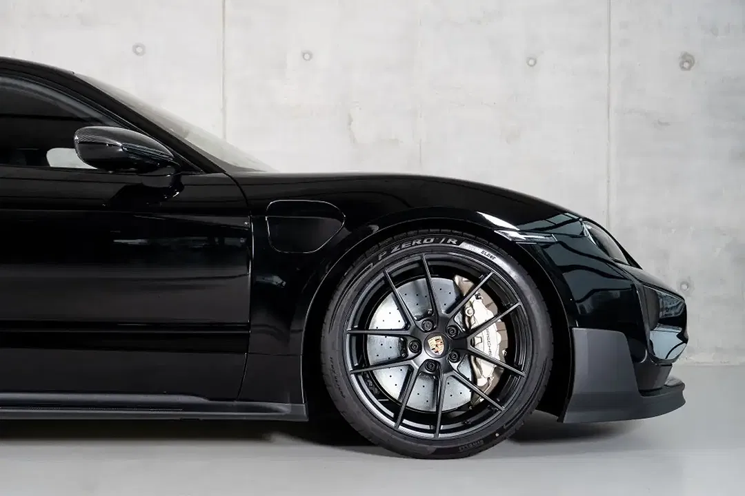 Porsche Taycan - Thumbnail 11