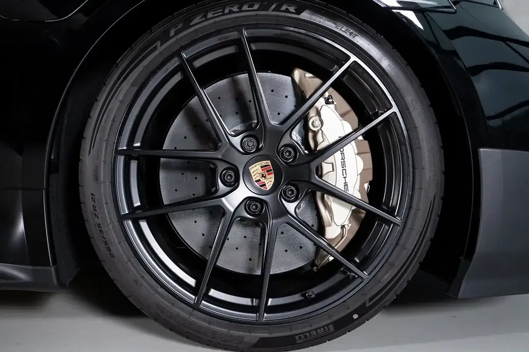 Porsche Taycan - Thumbnail 12