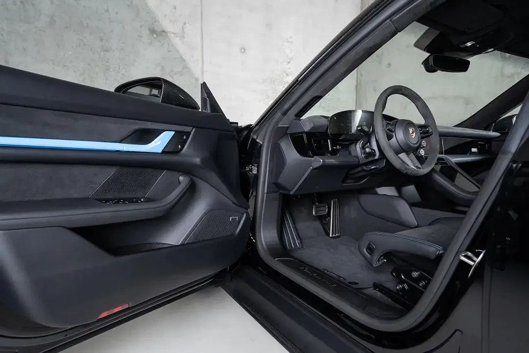 Porsche Taycan - Thumbnail 13