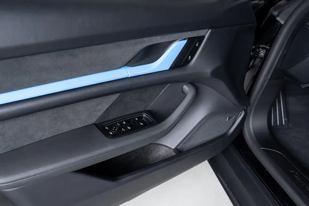 Porsche Taycan - Thumbnail 14
