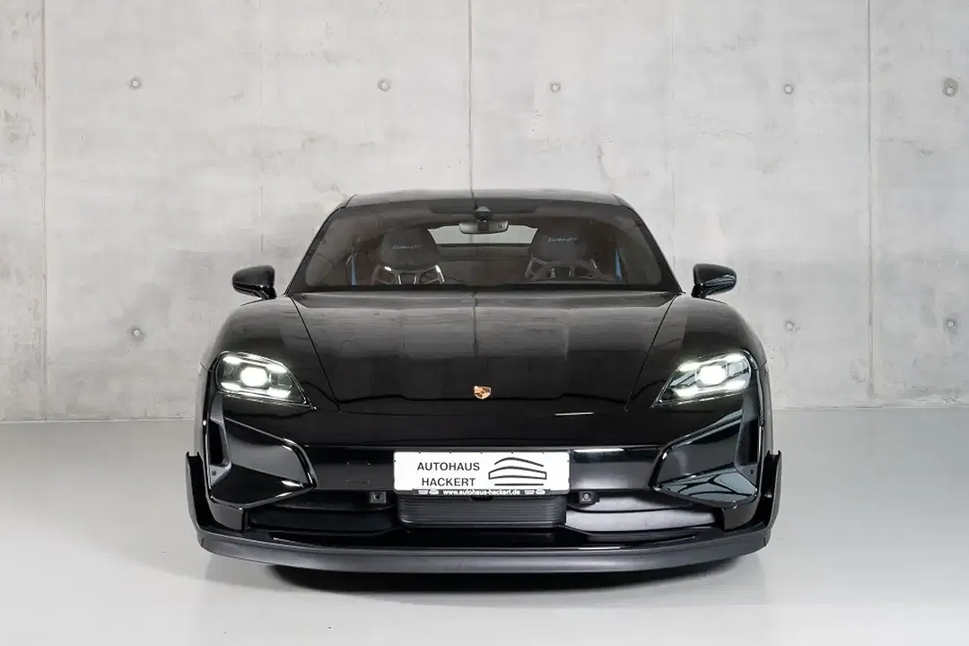 Porsche Taycan - Thumbnail 3