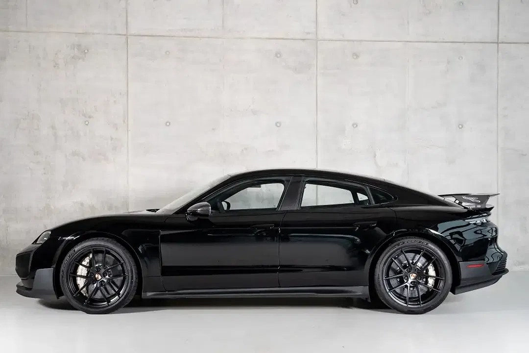 Porsche Taycan - Thumbnail 5
