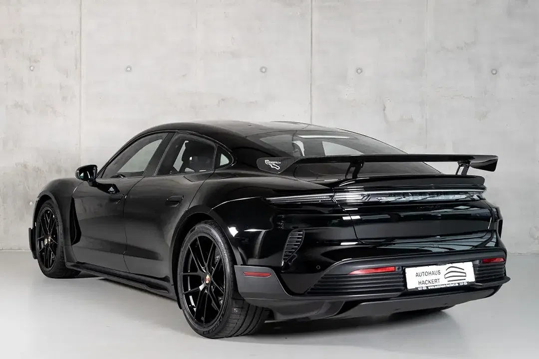 Porsche Taycan - Thumbnail 6