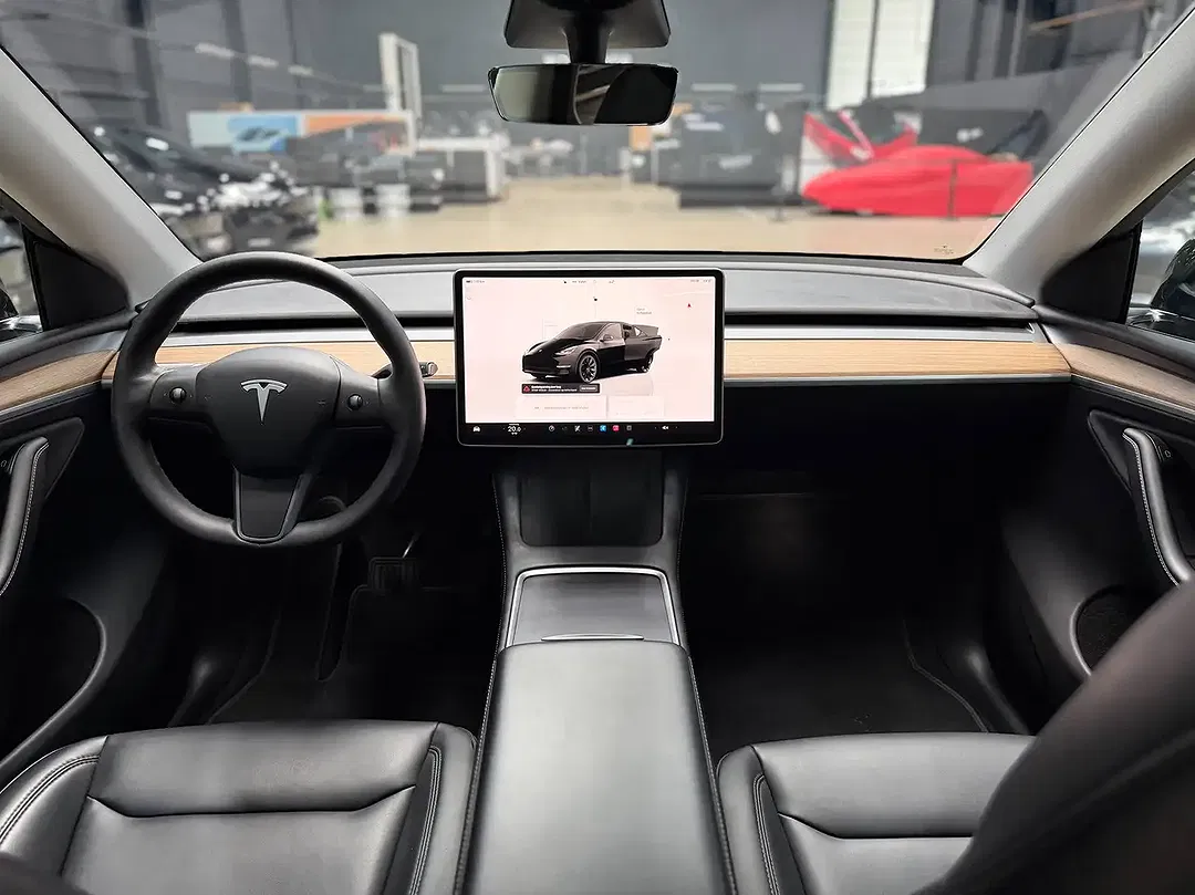 Tesla Model Y - Thumbnail 14