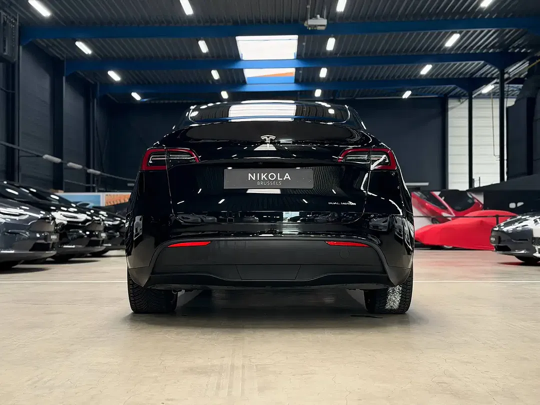 Tesla Model Y - Thumbnail 3