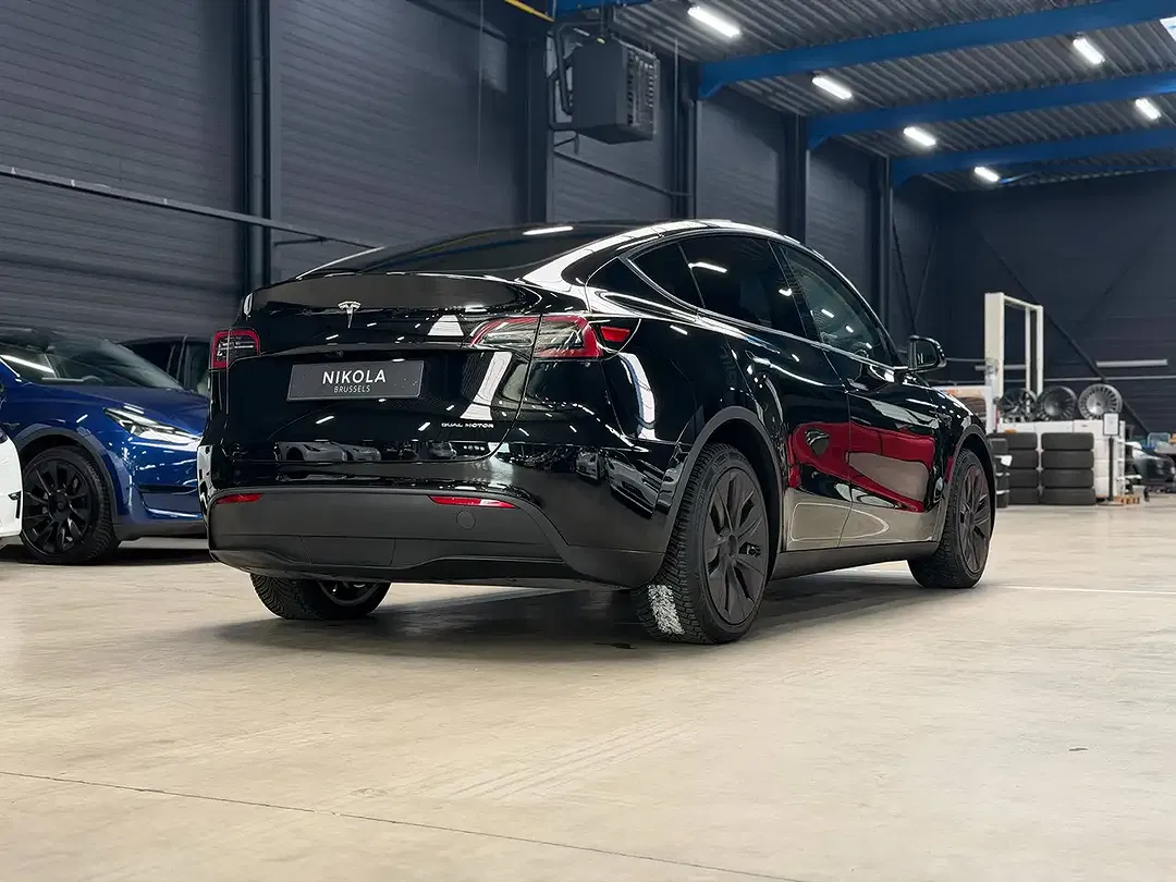 Tesla Model Y - Thumbnail 4