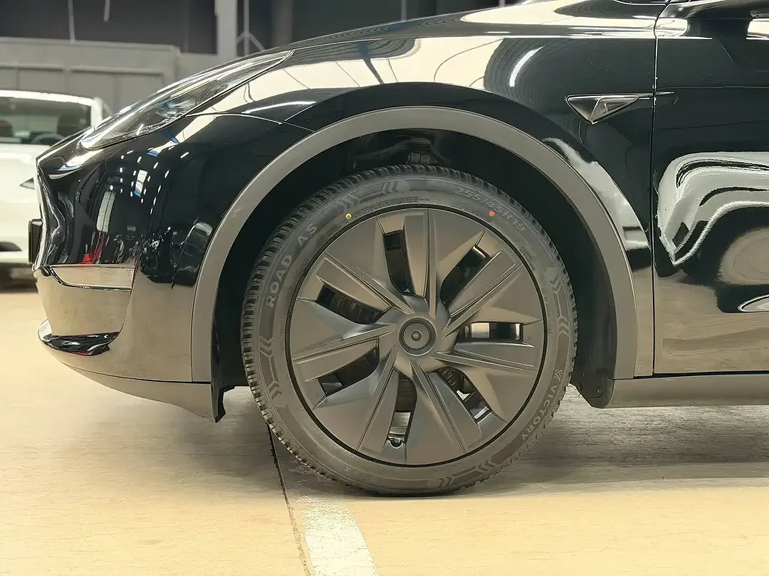 Tesla Model Y - Thumbnail 8