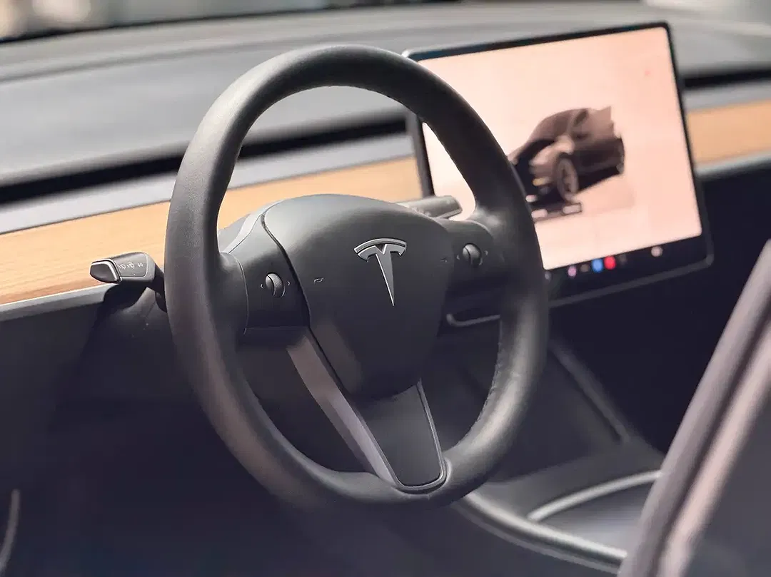 Tesla Model Y - Thumbnail 9