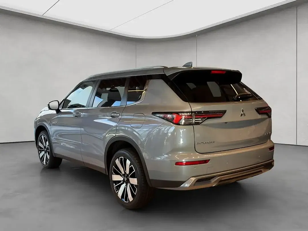 Mitsubishi Outlander - Thumbnail 3