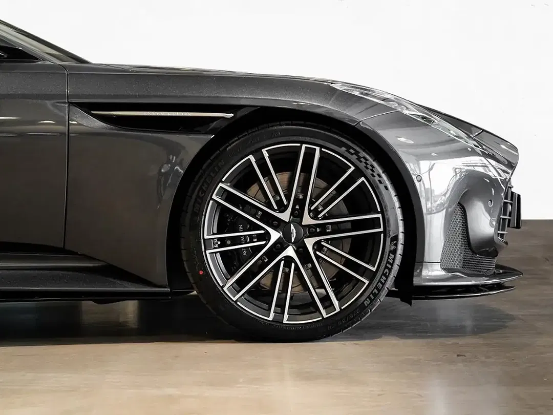 Aston Martin DB12 - Thumbnail 4
