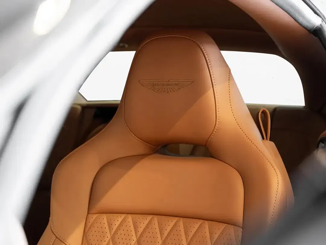 Aston Martin DB12 - Thumbnail 5
