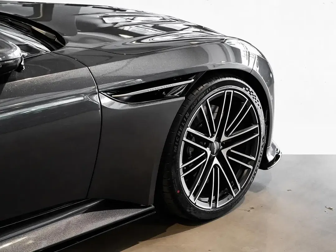 Aston Martin DB12 - Thumbnail 9