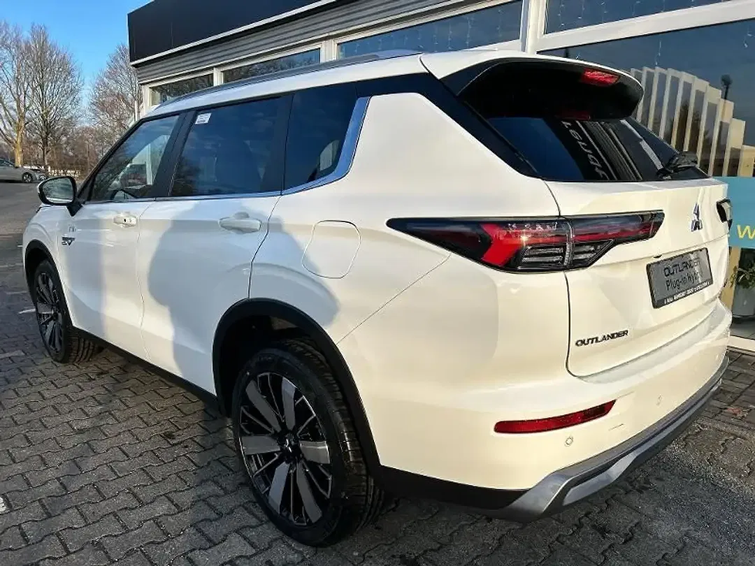 Mitsubishi Outlander - Thumbnail 4