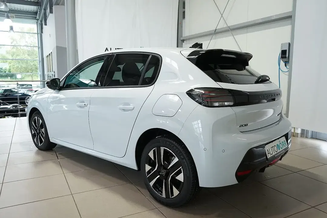 Peugeot 208 - Thumbnail 3