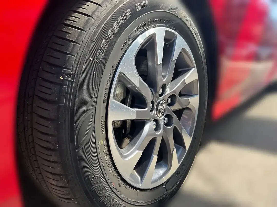 Toyota Prius - Thumbnail 8