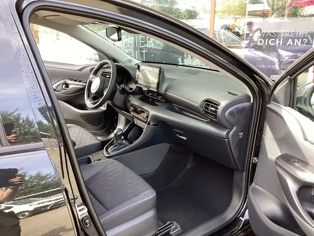 Toyota Yaris - Thumbnail 11