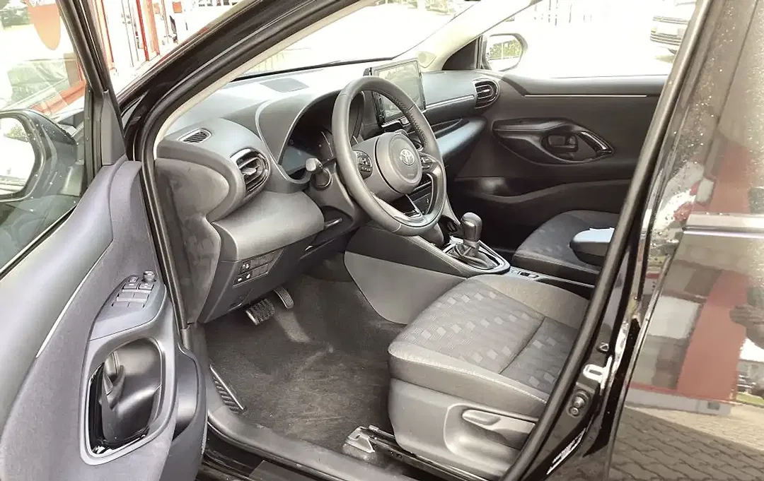 Toyota Yaris - Thumbnail 6
