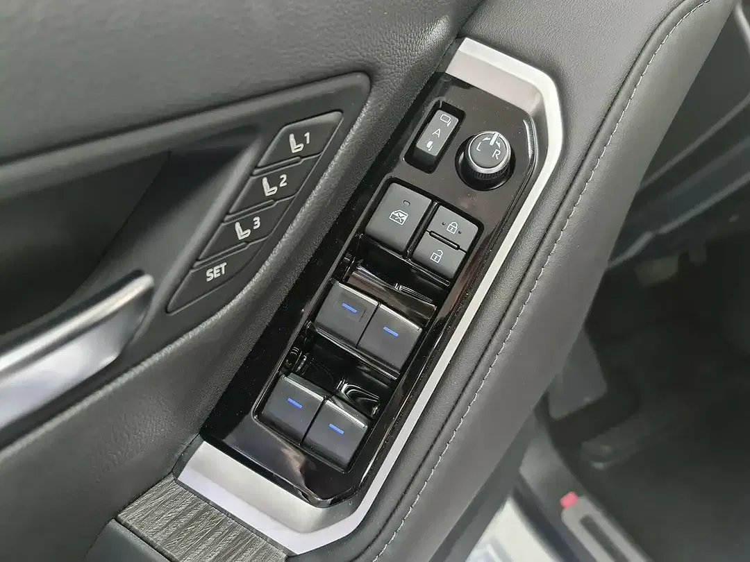 Toyota Land Cruiser - Thumbnail 9