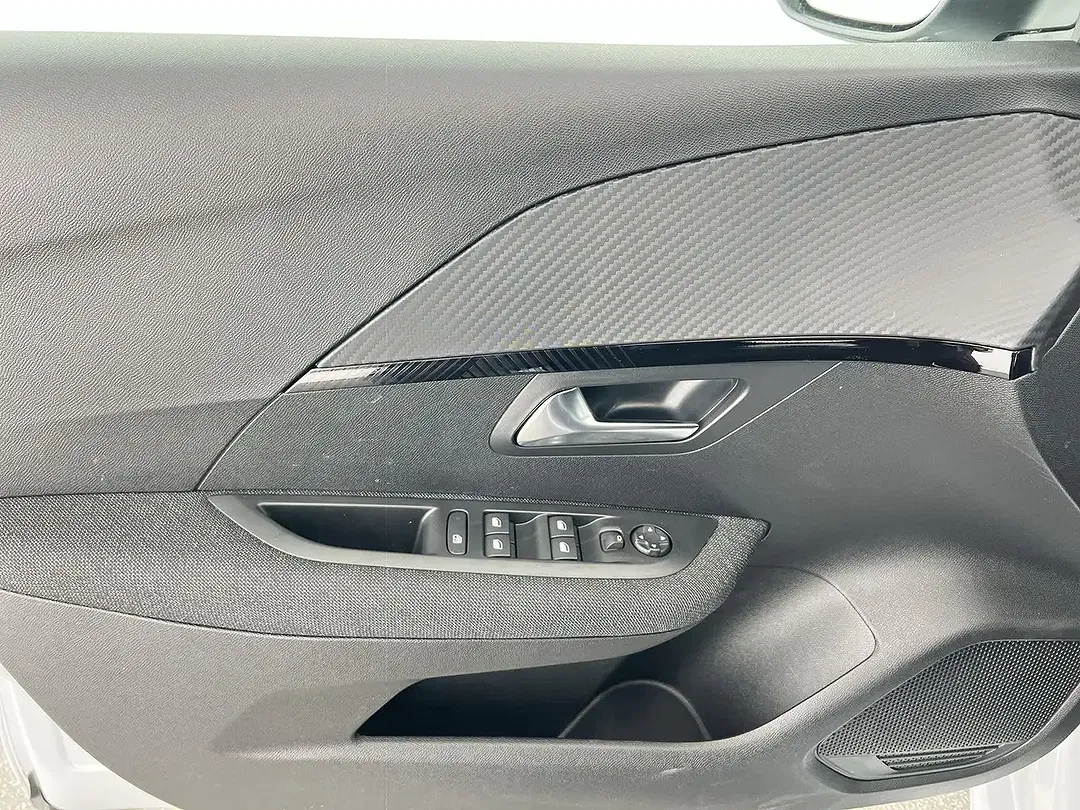 Peugeot 208 - Thumbnail 11