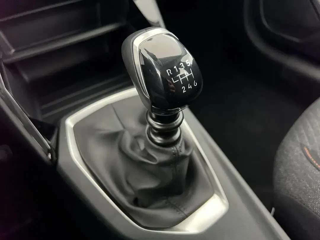 Peugeot 208 - Thumbnail 13