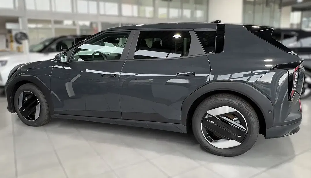 Kia EV4 - Thumbnail 3
