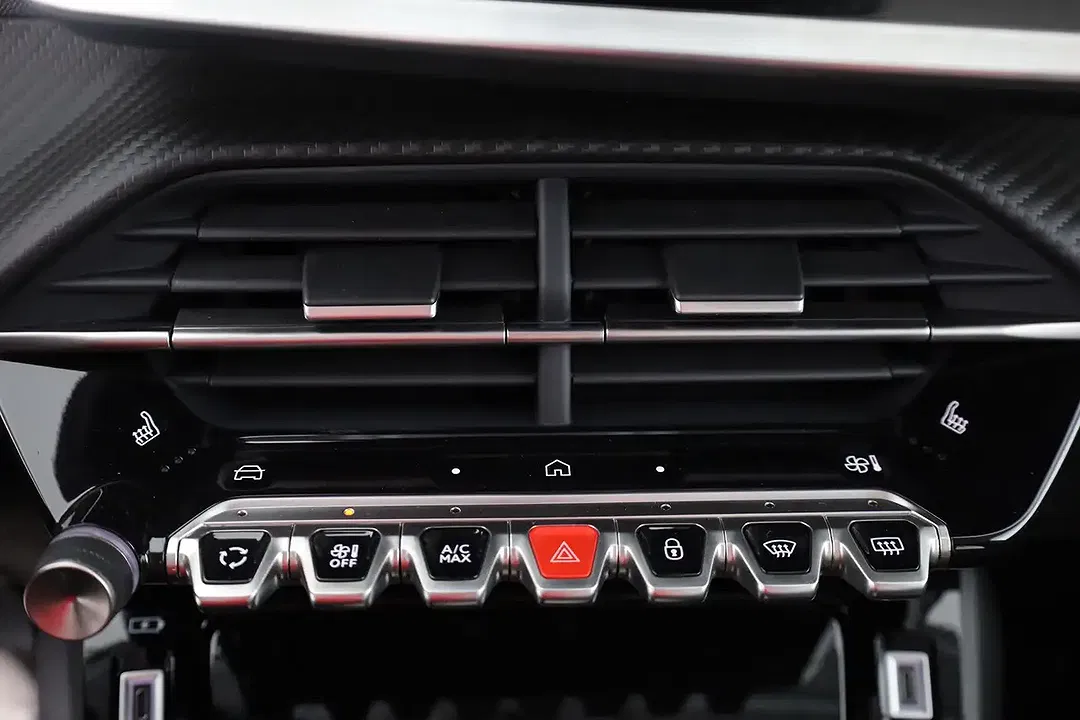 Peugeot 208 - Thumbnail 11