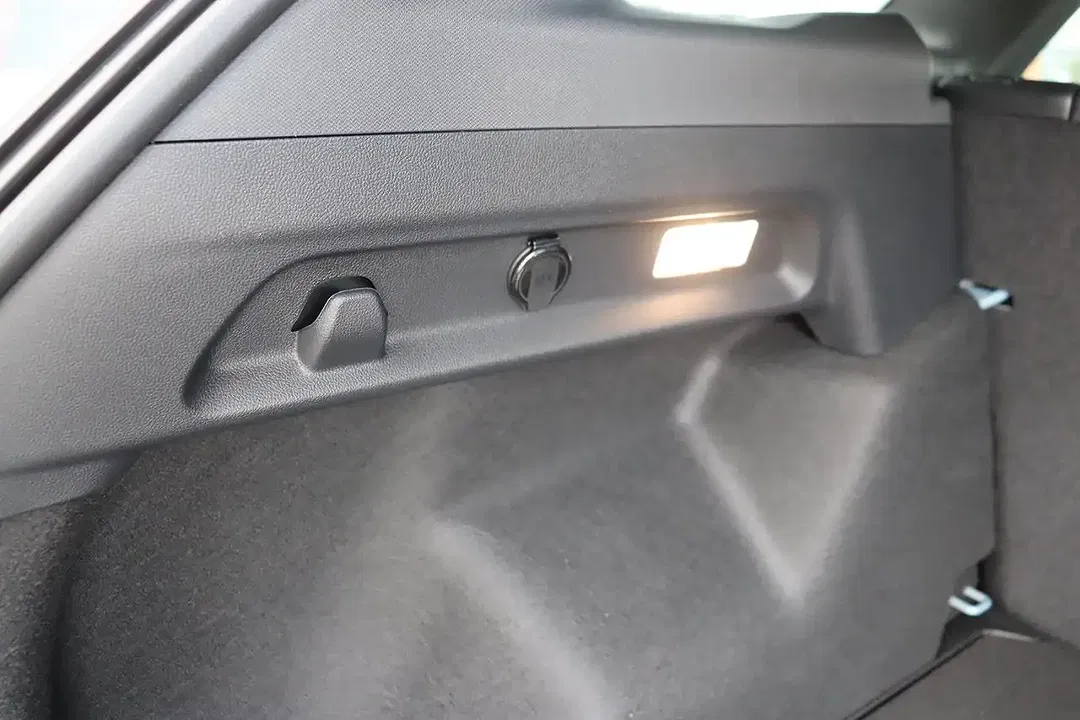 Ford Explorer - Thumbnail 10