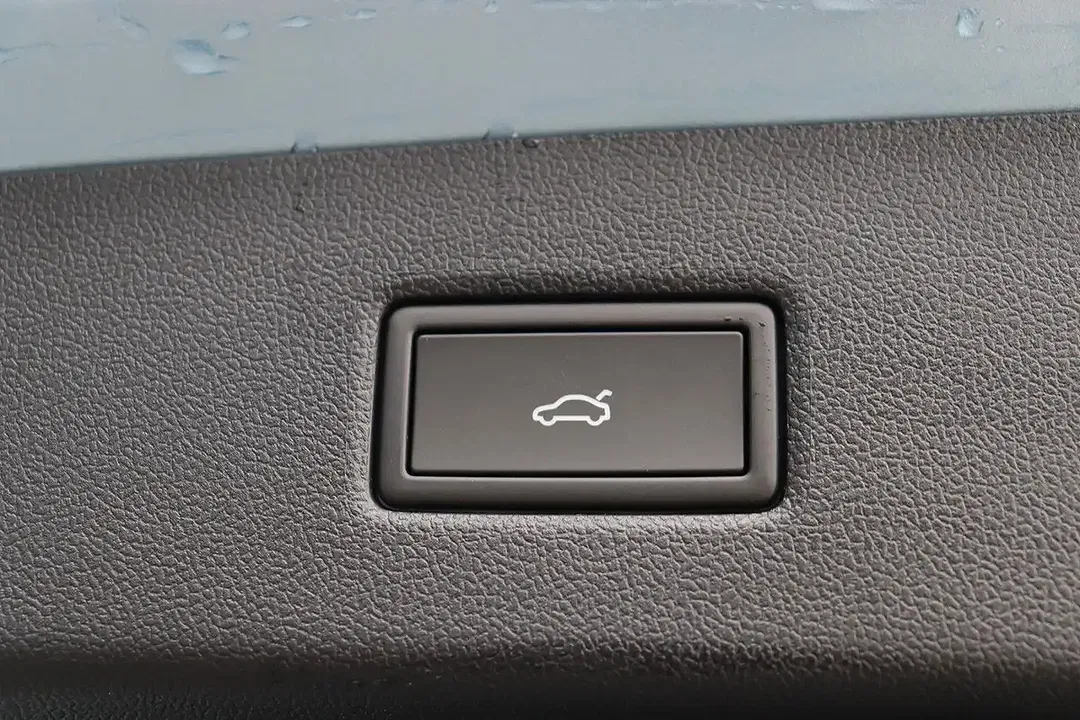 Ford Explorer - Thumbnail 11