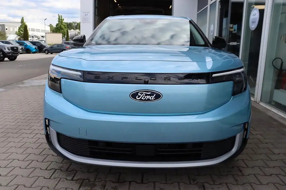 Ford Explorer - Thumbnail 3