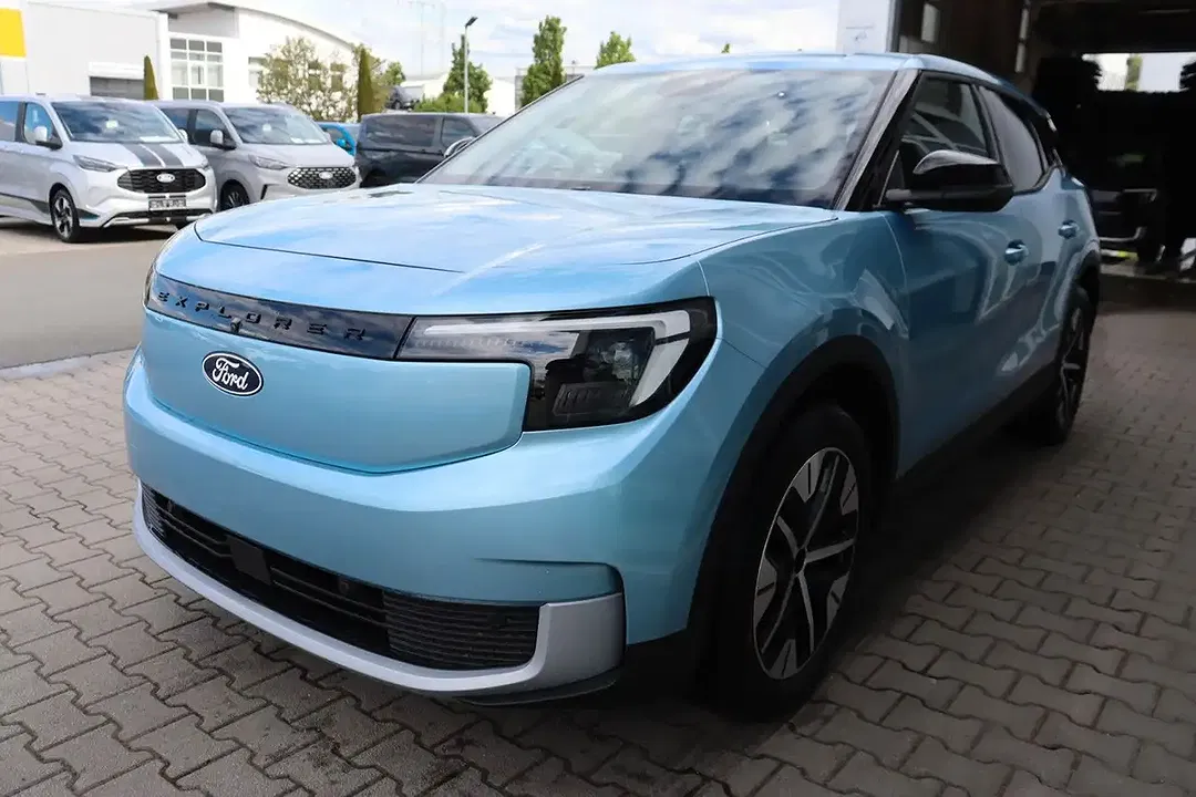 Ford Explorer - Thumbnail 4