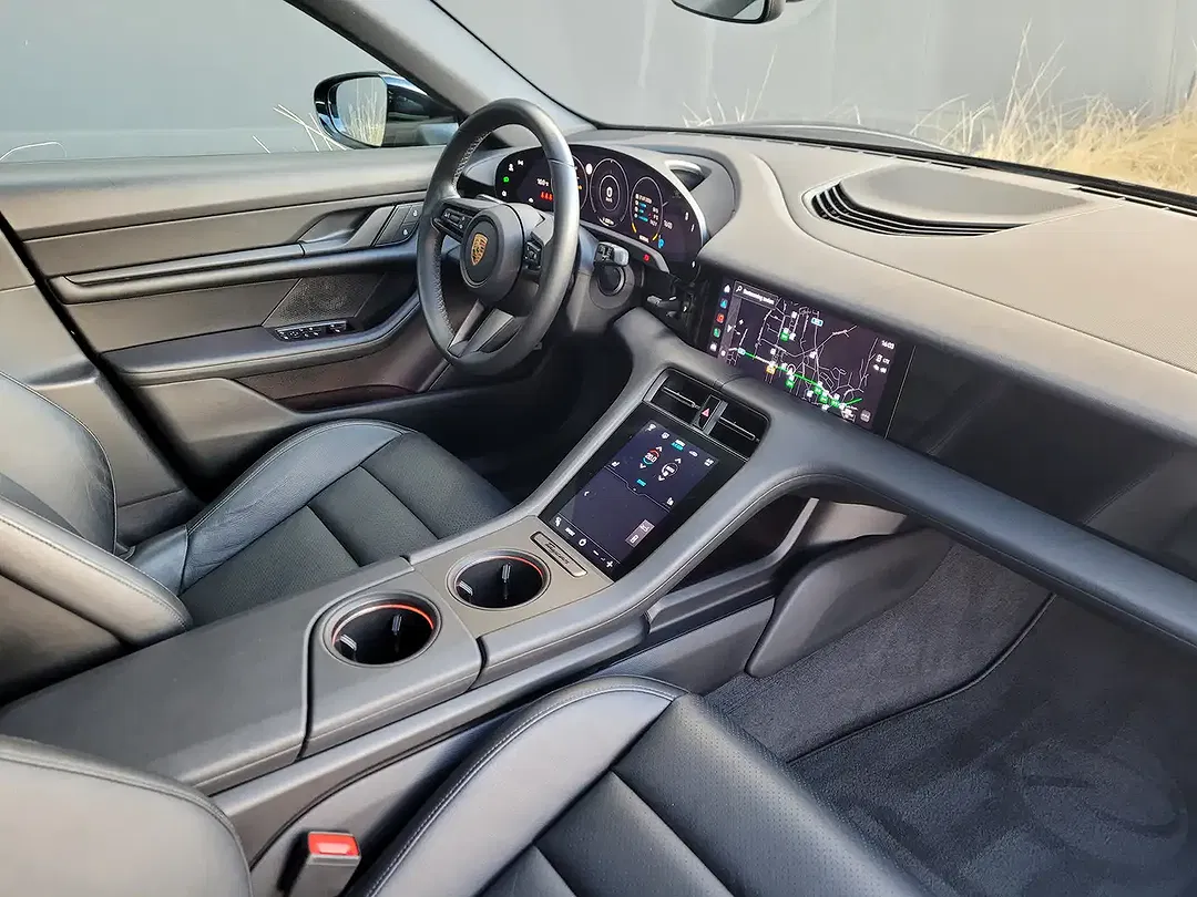 Porsche Taycan - Thumbnail 11