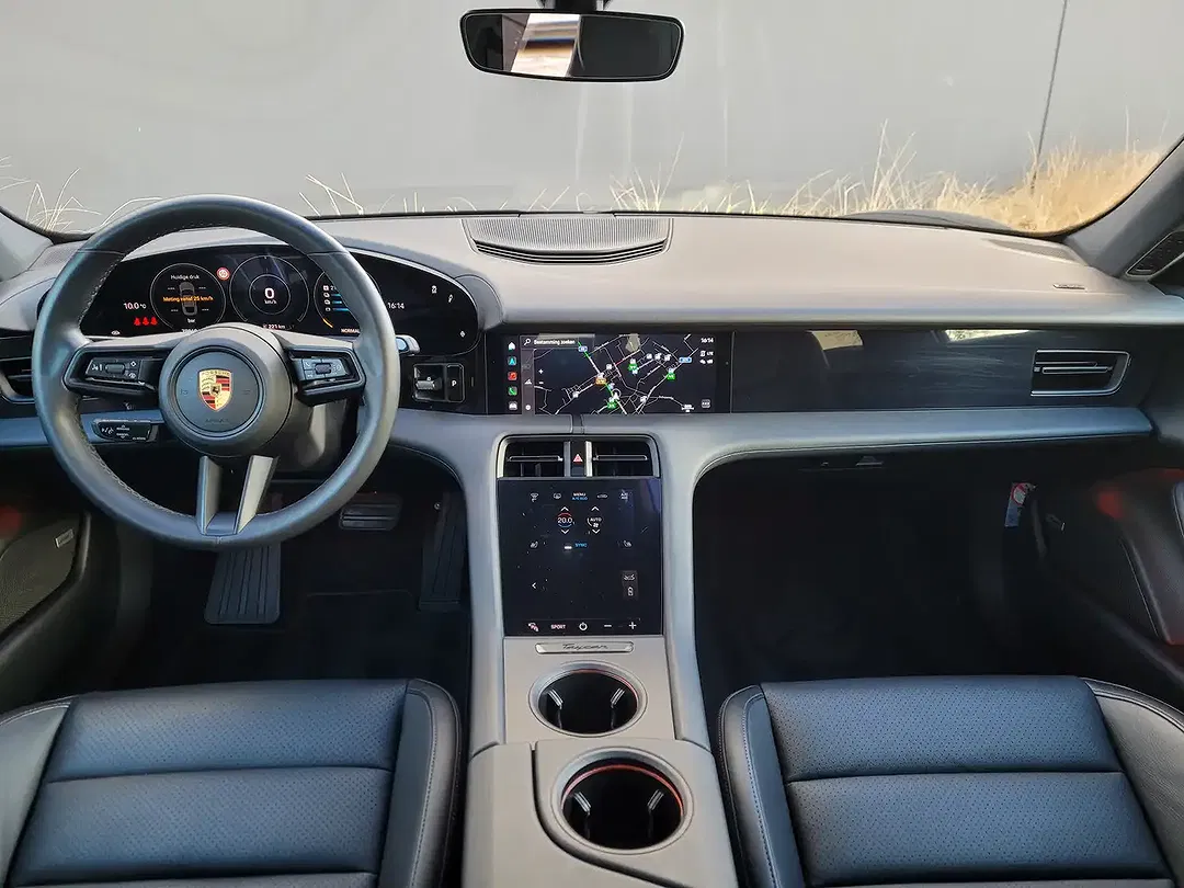 Porsche Taycan - Thumbnail 12