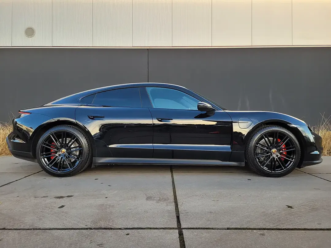 Porsche Taycan - Thumbnail 2