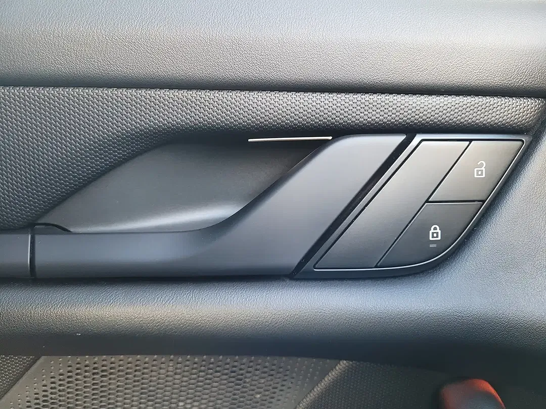 Porsche Taycan - Thumbnail 20