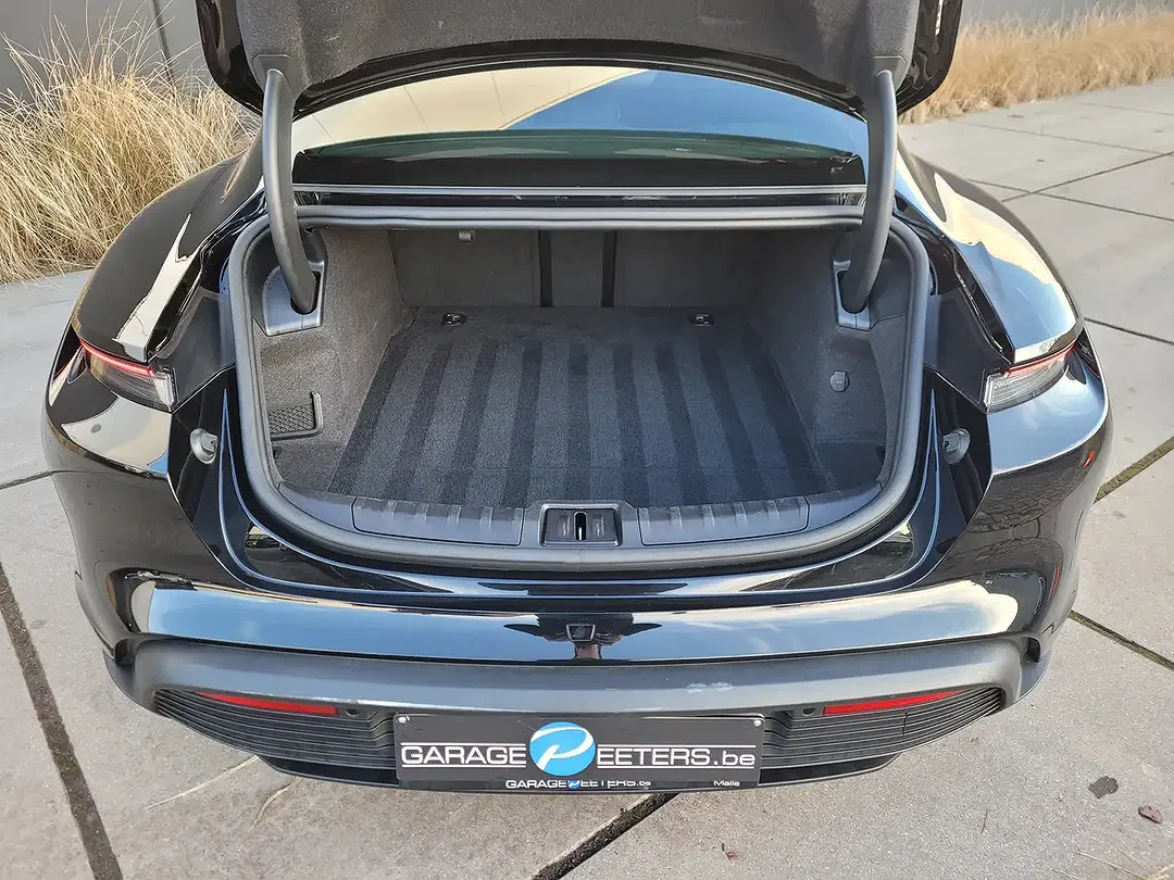 Porsche Taycan - Thumbnail 24