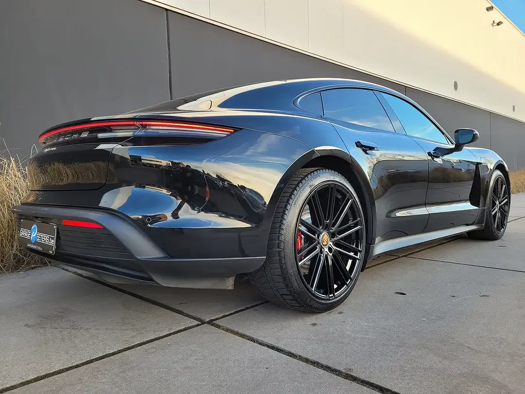Porsche Taycan - Thumbnail 3