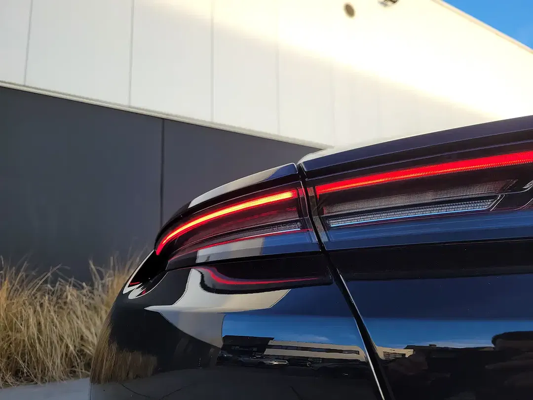 Porsche Taycan - Thumbnail 30