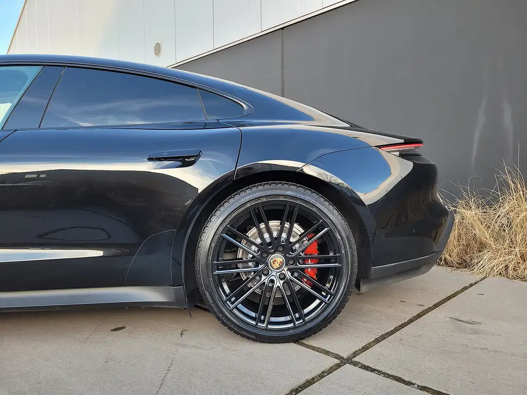 Porsche Taycan - Thumbnail 36