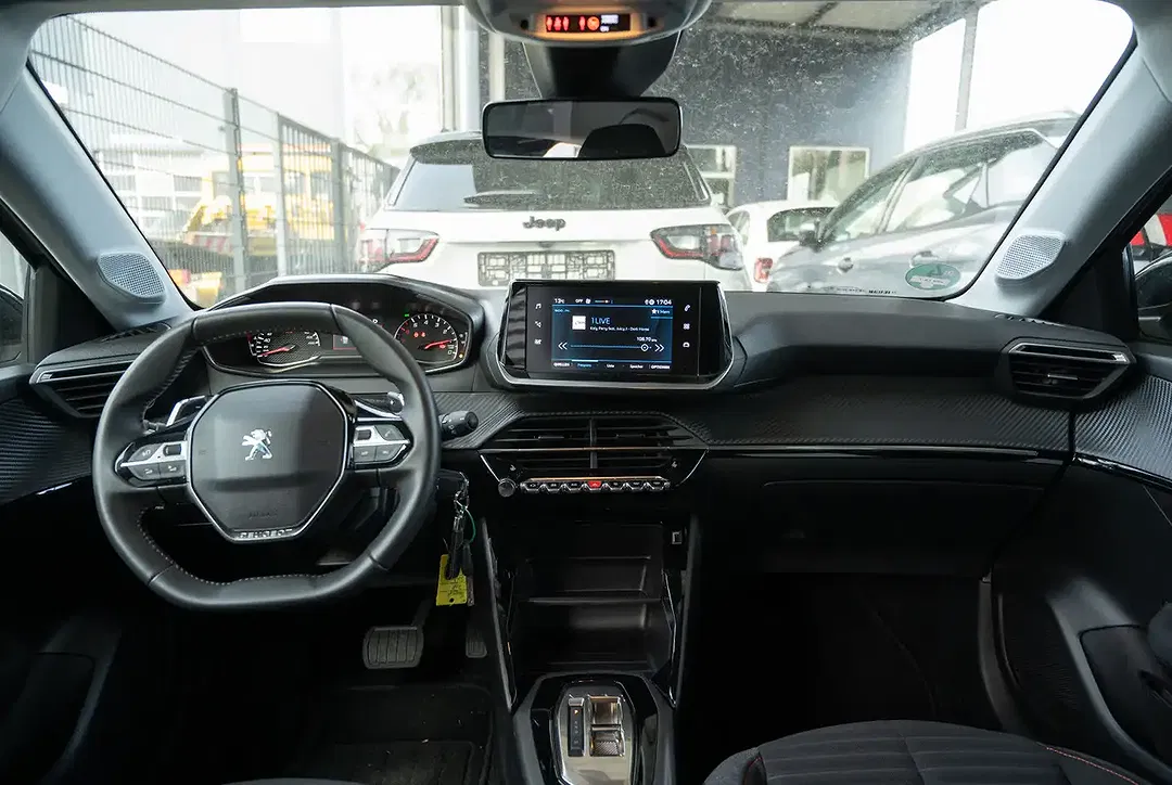 Peugeot 208 - Thumbnail 3