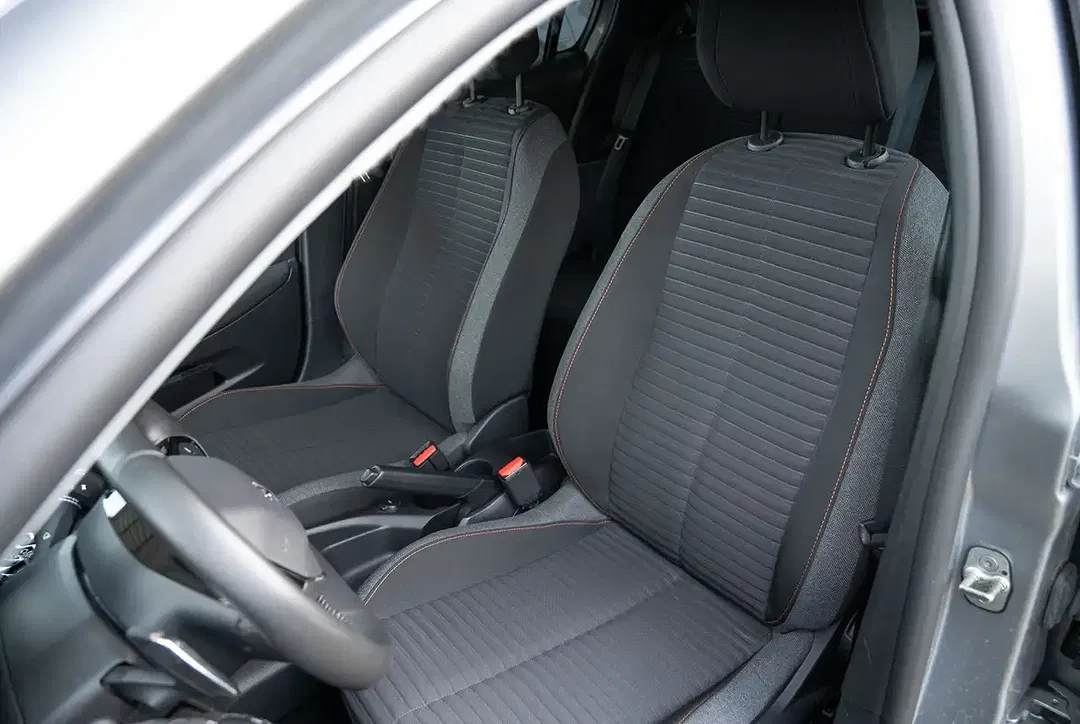 Peugeot 208 - Thumbnail 4