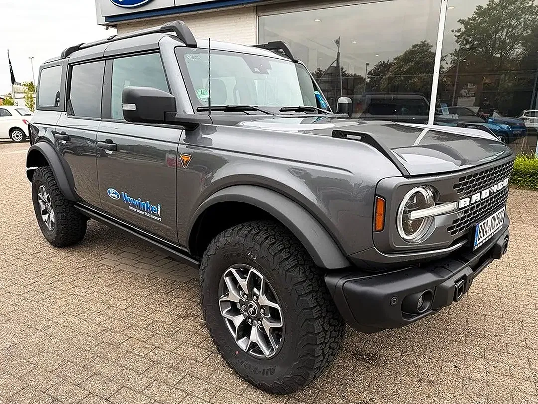 Ford Bronco - Thumbnail 2