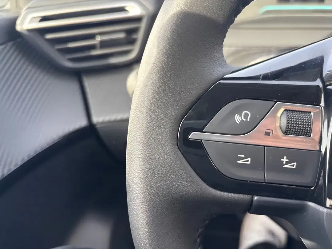 Peugeot 208 - Thumbnail 15